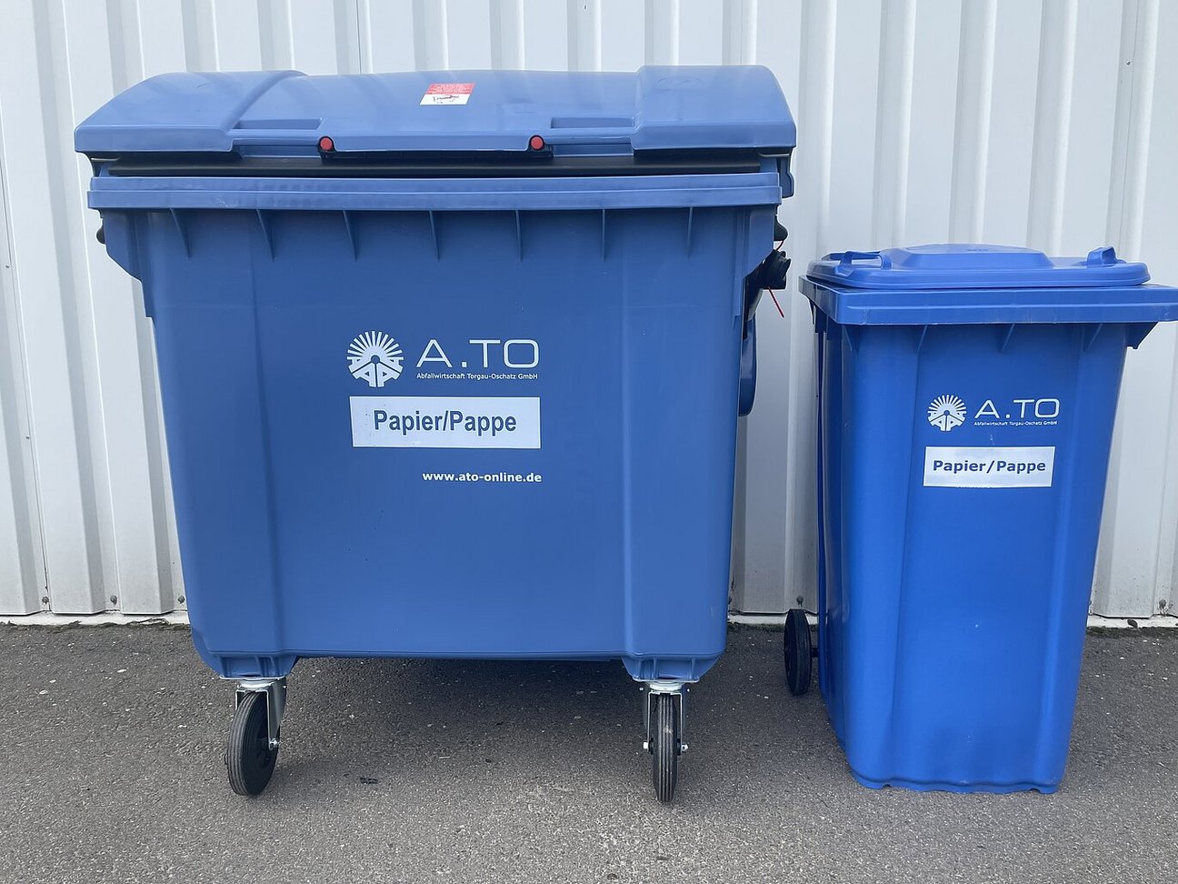 Abgebildet sind ein 1.100-Liter- sowie ein 240-Liter-Behälter in der blau.